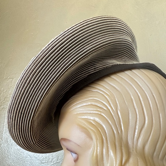 MARVELOUS 1940s' BEIGE/BROWN STRAW CIRCULAR TILT HAT WITH BROWN GROSGRAIN BUTTON - Picture 8 of 12